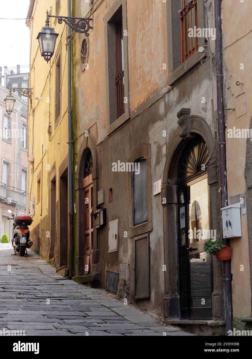 Rue historique étroite avec moto dans la ville historique de Laters. 27 octobre 2024 Banque D'Images