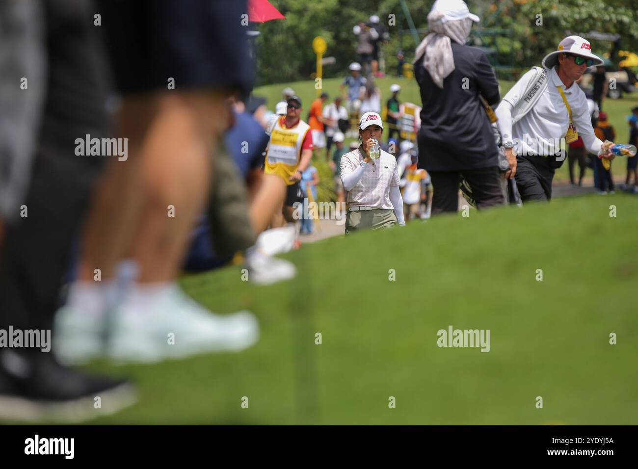 Kuala Lumpur, Malaisie. 27 octobre 2024. Céline Boutier, de France, se dirige vers le 13e tee lors de la dernière manche du Maybank Championship 2024 sur le parcours Kuala Lumpur Golf & Country Club à Kuala Lumpur. Finale du championnat Maybank 2024. Crédit : SOPA images Limited/Alamy Live News Banque D'Images