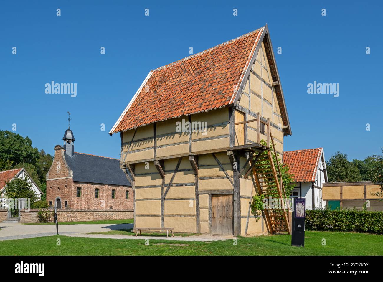 Ancienne chapelle et spijker du 17ème siècle, grenier dans le village recréé Hesbaye / Haspengouw au musée en plein air Bokrijk, Limbourg, Flandre, Belgique Banque D'Images