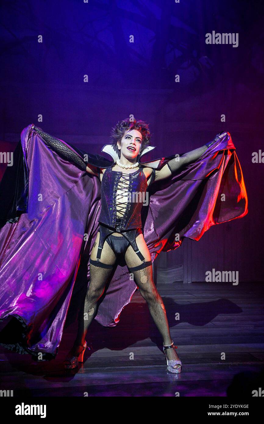 David Bedella (Frank'n'Furter) dans LE SPECTACLE ROCKY HORROR au Playhouse Theatre, Londres WC2 06/07/2006 livre, musique et paroles de Richard O'Brien décor : Janet Bird costumes : Sue Blane éclairage : Nick Richings chorégraphe : Jenny Arnold réalisateur : Christopher Luscombe Banque D'Images