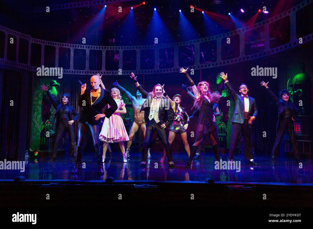 'Time Warp' - de gauche à droite : Richard O'Brien (narrateur), Haley Flaherty (Janet Weiss), Dominic Andersen (Rocky), Kristian Lavercombe (Riff Raff), Sophie Linder-Lee (Columbia), Jayde Westaby (Magenta), Ben Forster (Brad Majors) dans LE SPECTACLE D'HORREUR ROCHEUSE au Playhouse Theatre, Londres WC2 17/09/2015 livre, musique et paroles DE Richard O'Brien scénographie : Richard O'Brien : Richard O'Brien : son réalisateur : Richard O'Brien : Nustre : Richard : Richard Richard Richard Nusurbe Blustre : son réalisateur : Blustre Banque D'Images