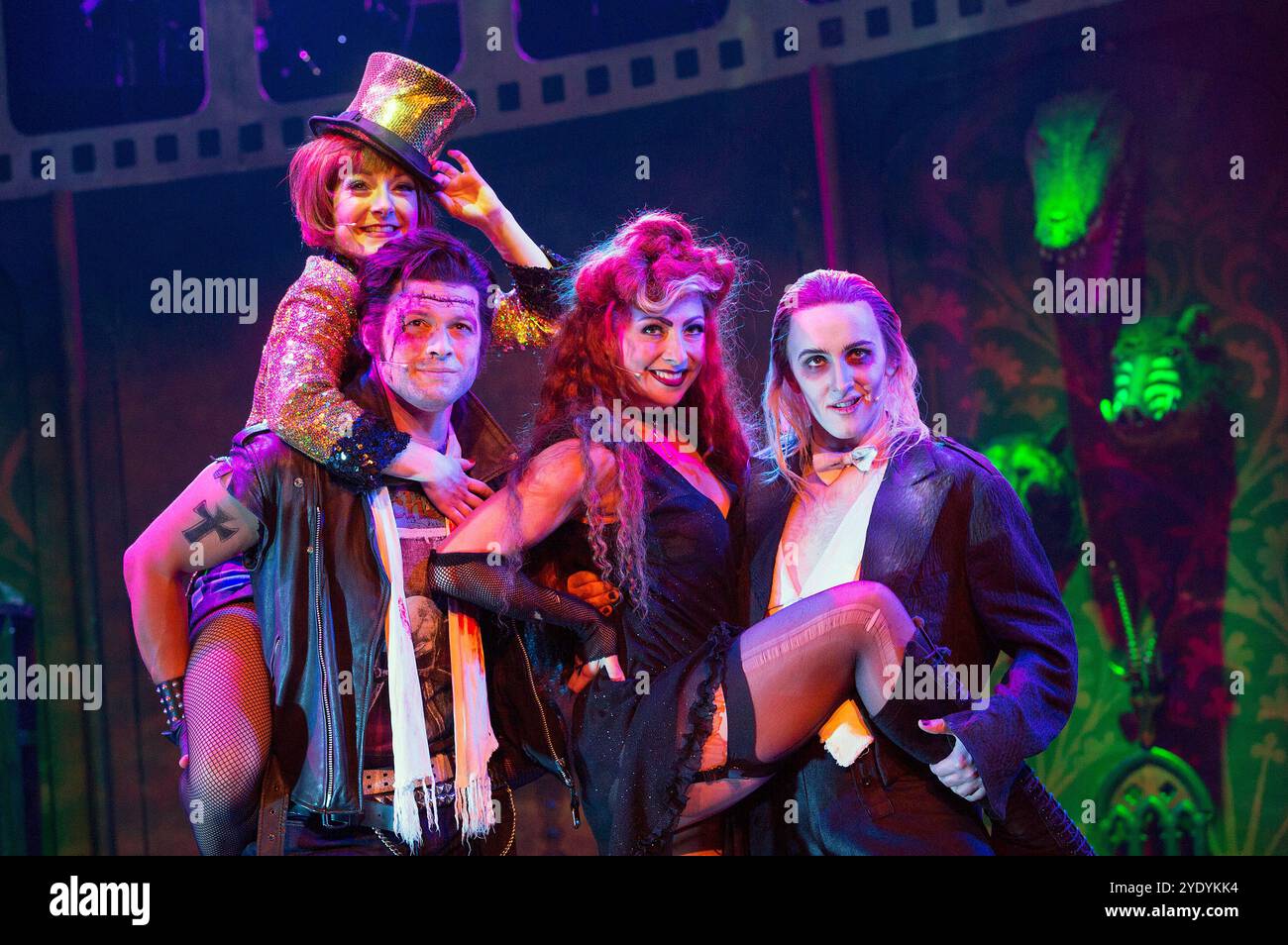 de gauche à droite : Sophie Linder-Lee (Columbia), Richard Meek (Eddie), Jayde Westaby (Magenta), Kristian Lavercombe (Riff Raff) dans LE SPECTACLE D'HORREUR ROCHEUSE au Playhouse Theatre, Londres WC2 17/09/2015 livre, musique et paroles de Richard O'Brien décor : Hugh Durrant costumes : Sue Blane éclairage : Nick Richings chorégraphe : Nathan M Wright réalisateur : Christopher Luscombe Banque D'Images