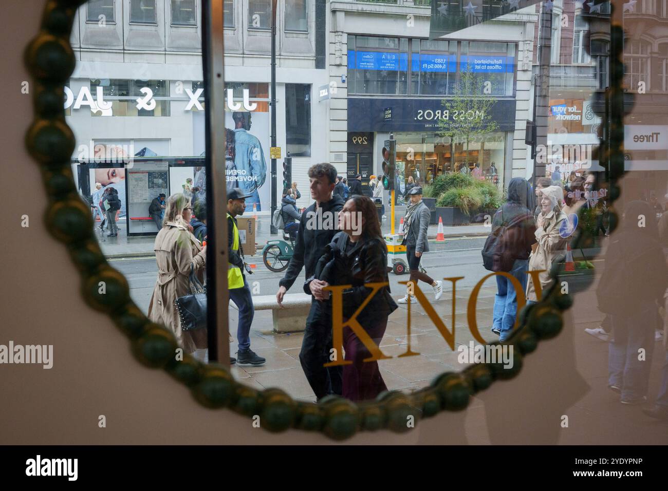 Deux jours avant que la chancelière travailliste Rachel Reeves ne présente son budget d'automne tant attendu au parlement et à la nation, largement attendu pour être dur pour le bien-être social, les familles de travailleurs et un coût de la vie plus large, les acheteurs et les consommateurs sont vus devant John Lewis sur Oxford Street dans le West End de la capitale, le 28 octobre 2024, à Londobn, en Angleterre. Banque D'Images