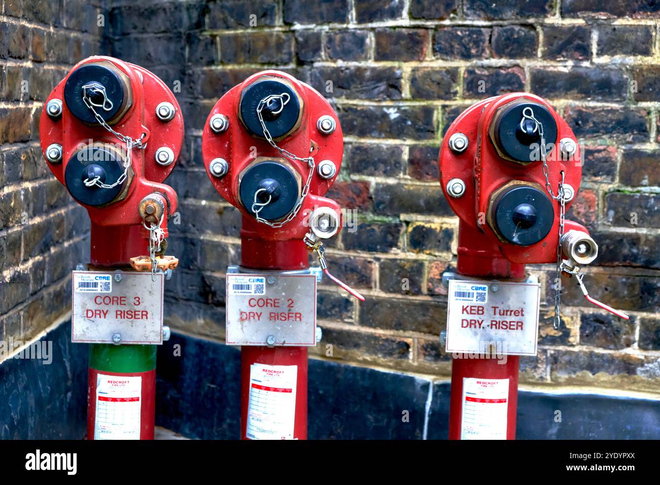 Les entrées d'eau de la colonne montagneuse sèche sur Montague place derrière le British Museum pour livrer une alimentation en eau dans le musée pour la lutte contre les incendies en cas d'urgence. Banque D'Images