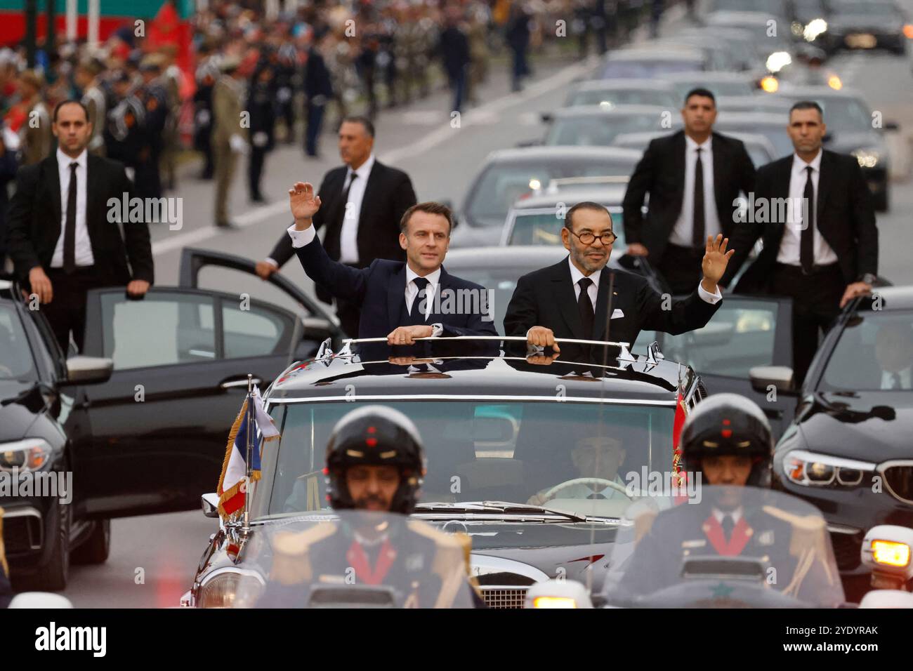 Rabat, Maroc. 28 octobre 2024. Le roi du Maroc Mohammed VI (à droite) et le président de la France Emmanuel Macron saluent la foule alors qu'ils empruntent une route dans la capitale Rabat le 28 octobre 2024. Macron a atterri dans la capitale du Maroc le 28 octobre, pour une visite d'État de trois jours visant à rétablir les relations avec le pays nord-africain après des années de tensions. Photo de Ludovic Marin/Pool/ ABACAPRESS. COM Credit : Abaca Press/Alamy Live News Banque D'Images
