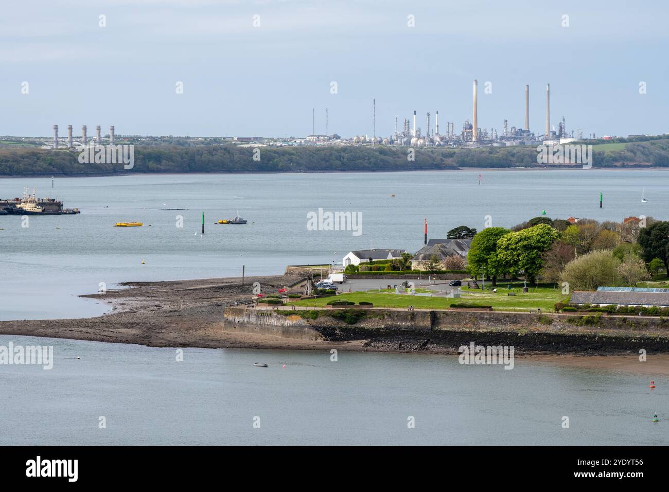 Les cheminées de la centrale électrique de Pembroke et de la raffinerie pétrolière de Pembroke s'élèvent des rives de Milford Haven, dans l'ouest du pays de Galles. Banque D'Images