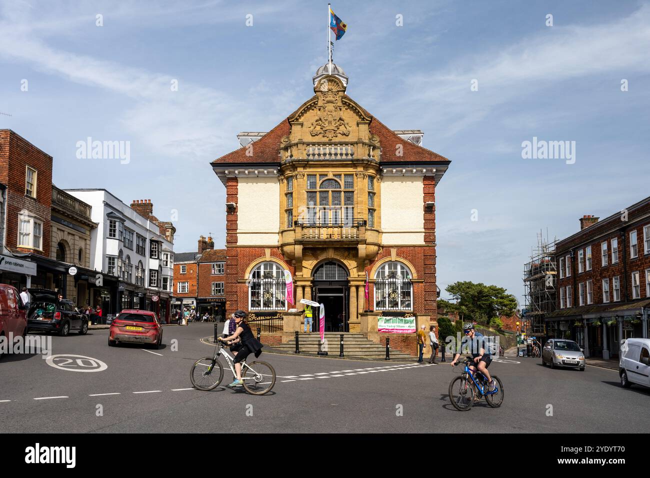 Les cyclistes passent devant l'hôtel de ville de Marlborough dans le Wiltshire, en Angleterre. Banque D'Images