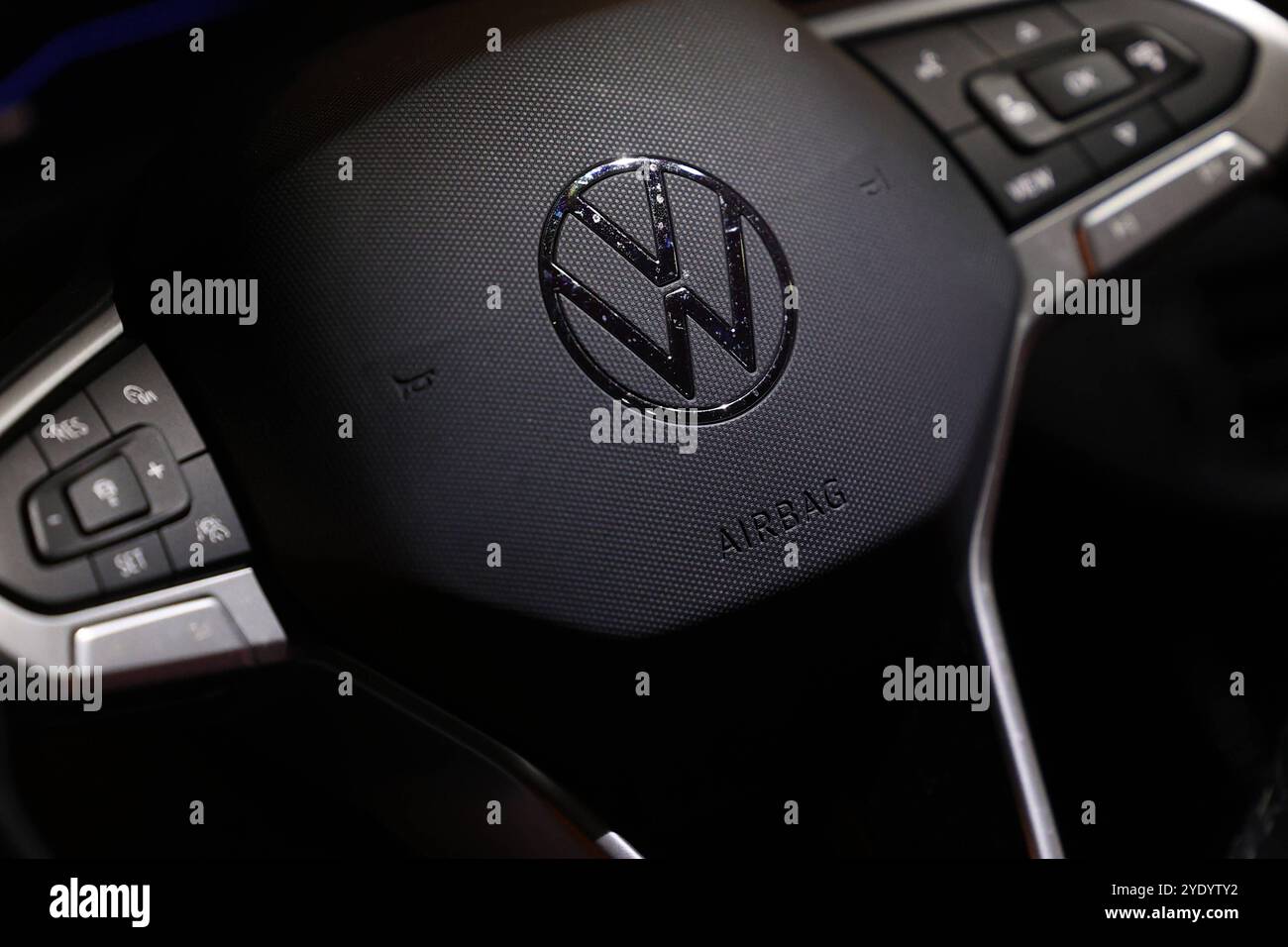 VW in der Krise. Ein Volkswagen logo auf dem Lenkrad eines VW Polo. Volkswagen AM 28.10.2024 à Siegen/Deutschland. *** VW in Crisis Un logo Volkswagen sur le volant d'une VW Polo Volkswagen sur 28 10 2024 à Siegen Allemagne Banque D'Images
