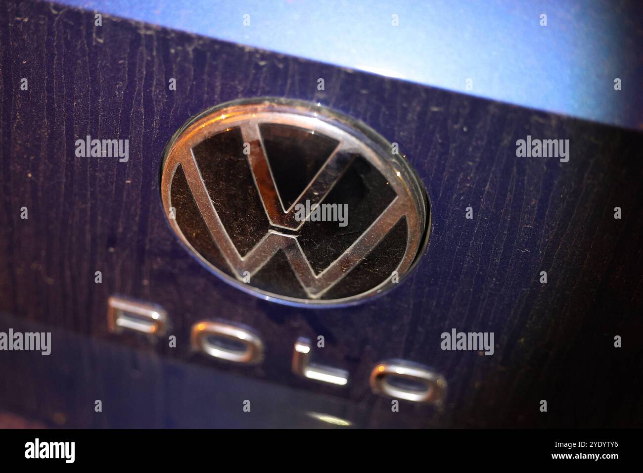 VW in der Krise. Ein Volkswagen logo auf einem verdrecktem VW Polo. Volkswagen AM 28.10.2024 à Siegen/Deutschland. *** VW in Crisis Un logo Volkswagen sur une VW Polo Volkswagen sale le 28 10 2024 à Siegen Allemagne Banque D'Images