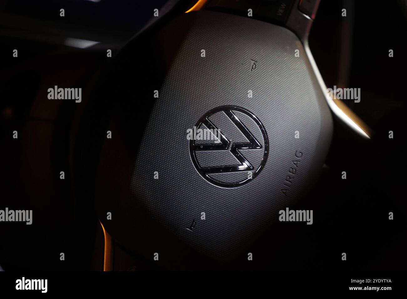 VW in der Krise. Ein Volkswagen logo auf dem Lenkrad eines VW Polo. Volkswagen AM 28.10.2024 à Siegen/Deutschland. *** VW in Crisis Un logo Volkswagen sur le volant d'une VW Polo Volkswagen sur 28 10 2024 à Siegen Allemagne Banque D'Images