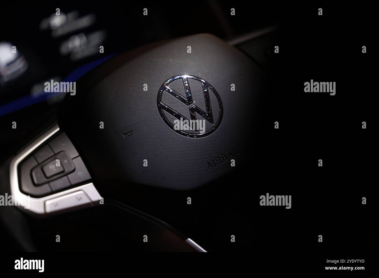 VW in der Krise. Ein Volkswagen logo auf dem Lenkrad eines VW Polo. Volkswagen AM 28.10.2024 à Siegen/Deutschland. *** VW in Crisis Un logo Volkswagen sur le volant d'une VW Polo Volkswagen sur 28 10 2024 à Siegen Allemagne Banque D'Images