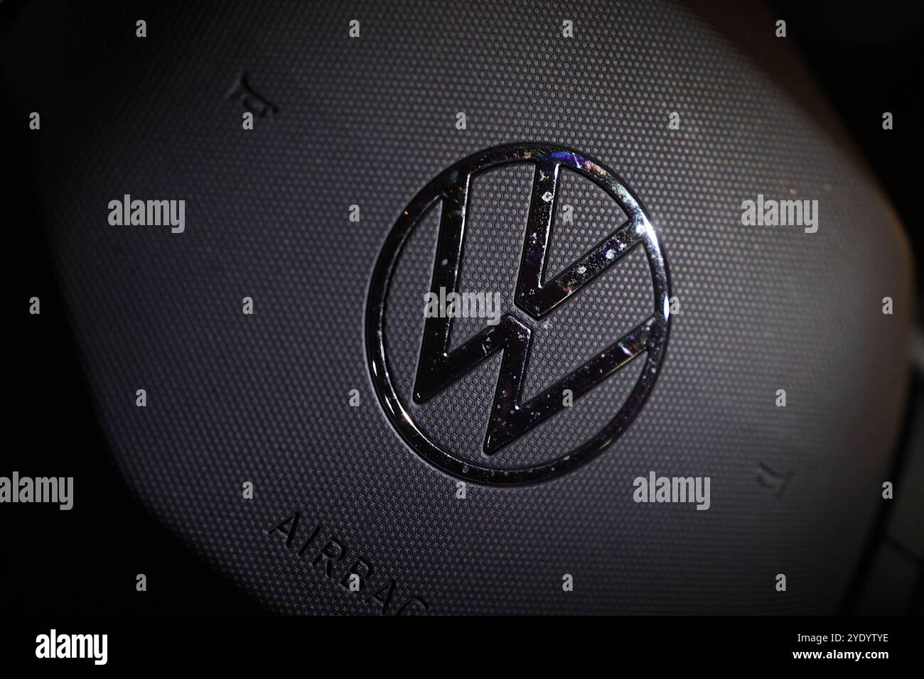VW in der Krise. Ein Volkswagen logo auf dem Lenkrad eines VW Polo. Volkswagen AM 28.10.2024 à Siegen/Deutschland. *** VW in Crisis Un logo Volkswagen sur le volant d'une VW Polo Volkswagen sur 28 10 2024 à Siegen Allemagne Banque D'Images