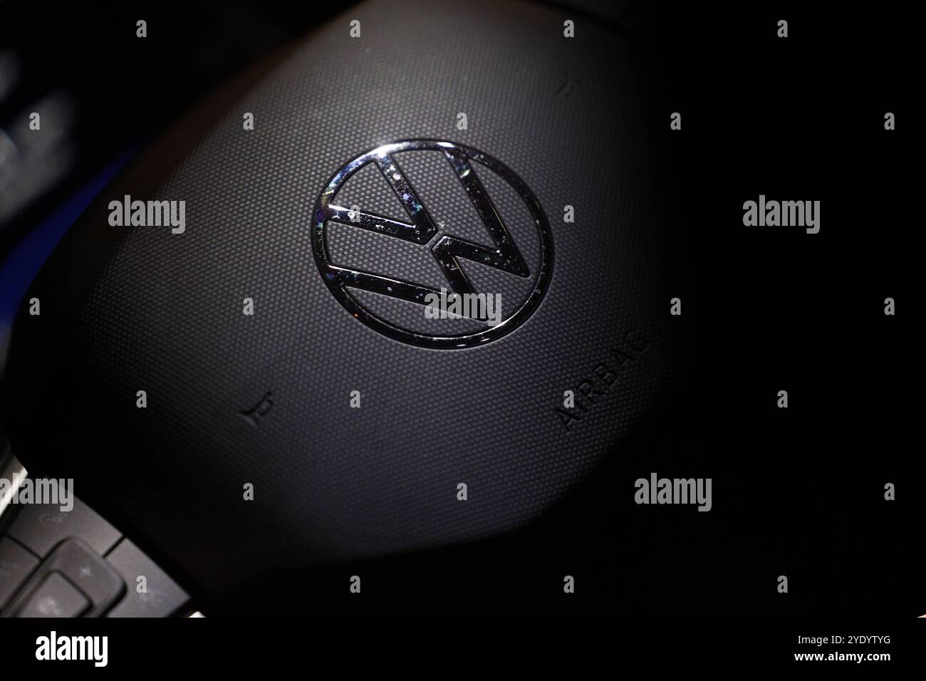 VW in der Krise. Ein Volkswagen logo auf dem Lenkrad eines VW Polo. Volkswagen AM 28.10.2024 à Siegen/Deutschland. *** VW in Crisis Un logo Volkswagen sur le volant d'une VW Polo Volkswagen sur 28 10 2024 à Siegen Allemagne Banque D'Images