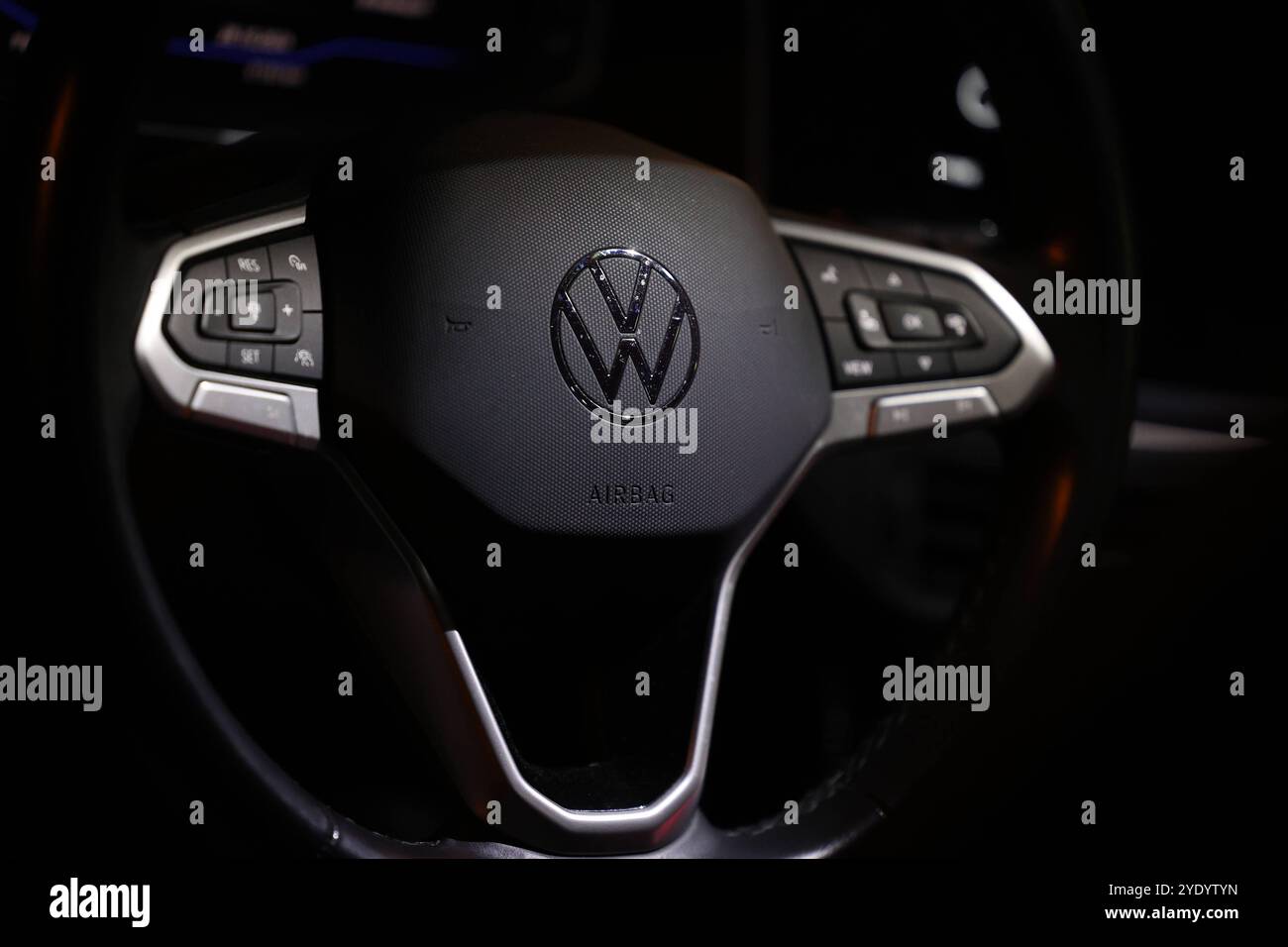 VW in der Krise. Ein Volkswagen logo auf dem Lenkrad eines VW Polo. Volkswagen AM 28.10.2024 à Siegen/Deutschland. *** VW in Crisis Un logo Volkswagen sur le volant d'une VW Polo Volkswagen sur 28 10 2024 à Siegen Allemagne Banque D'Images