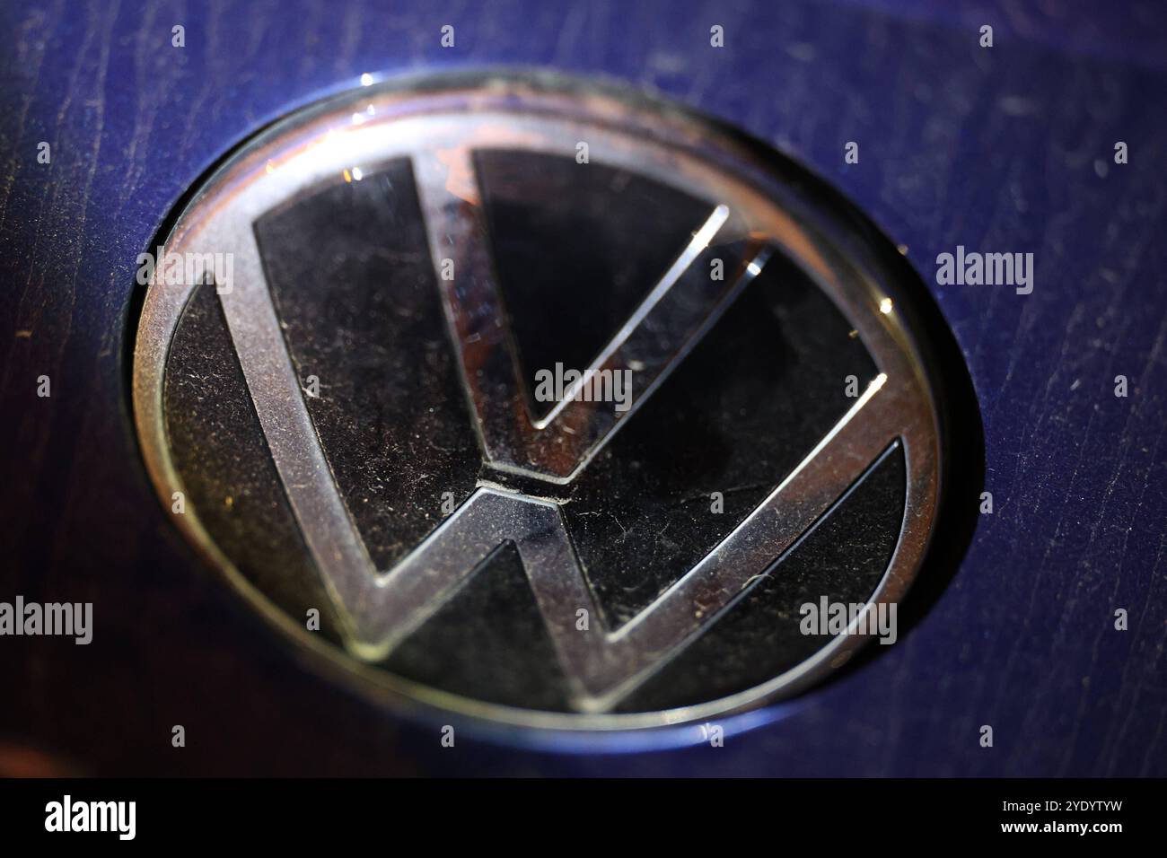VW in der Krise. Ein Volkswagen logo auf einem verdrecktem VW Polo. Volkswagen AM 28.10.2024 à Siegen/Deutschland. *** VW in Crisis Un logo Volkswagen sur une VW Polo Volkswagen sale le 28 10 2024 à Siegen Allemagne Banque D'Images