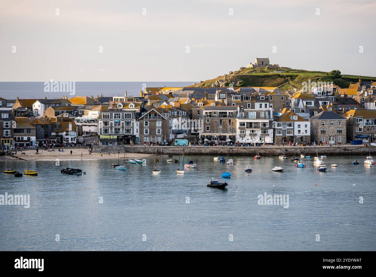 Les gens se rassemblent le long du quai et de la plage de St Ives Harbour en Cornouailles, en Angleterre. Banque D'Images