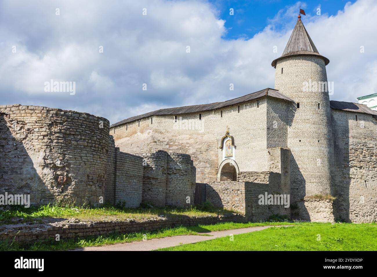 Kremlin de Pskov, Russie. Murs de pierre et porte de l'ancienne forteresse. Architecture ancienne russe classique Banque D'Images