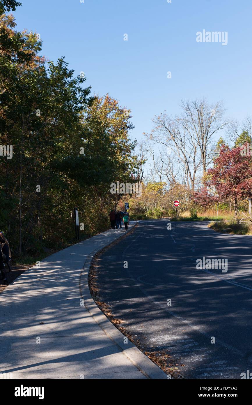 Gettysburg, Pennsylvanie, États-Unis – 19 octobre 2024 : la passerelle entre le parking et le musée du parc militaire national de Gettysburg et le centre des visiteurs. Banque D'Images