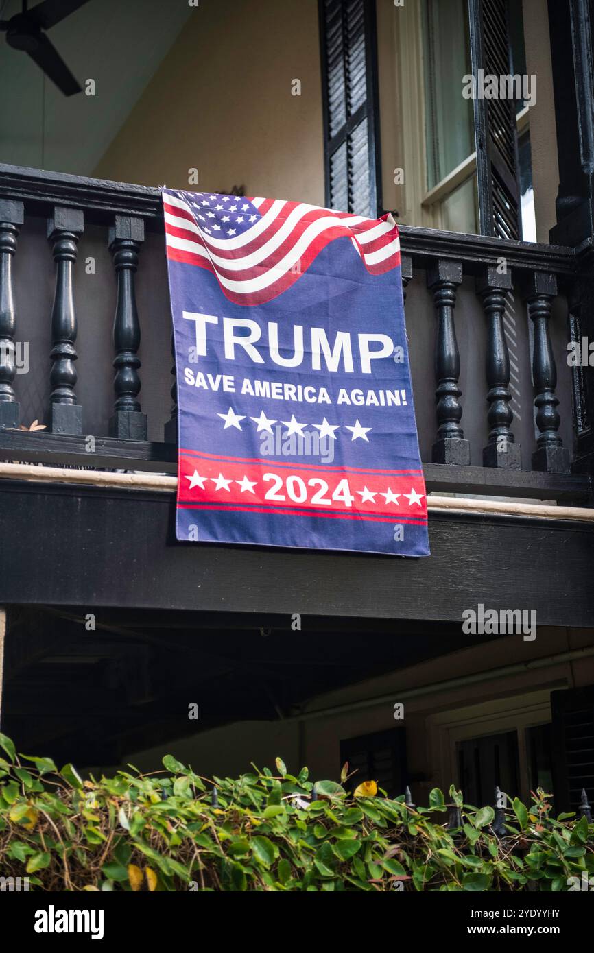 Savannah, Géorgie, 2024 Donald Trump signes politiques qui sont affichés par les gens dans leurs maisons et les cours avant. ©Paul Todd/OUTSIDEIMAGES. COM À L'EXTÉRIEUR Banque D'Images