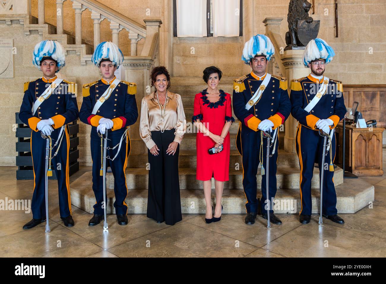 Les deux représentants de haut rang de la République de Saint-Marin, Silvia Berti et Dr Giovanna Crescentini dans le hall du Palazzo Publico escortés par des membres de la Garde du Conseil. Photo de groupe de deux fonctionnaires et gardes volontaires de la République de Saint-Marin au Palazzo Publico delle Republica di San Marino. Palazzo Pubblico della Repubblica di San Marino. Piazzale Domus plebis, ville de Saint-Marin, Saint-Marin Banque D'Images