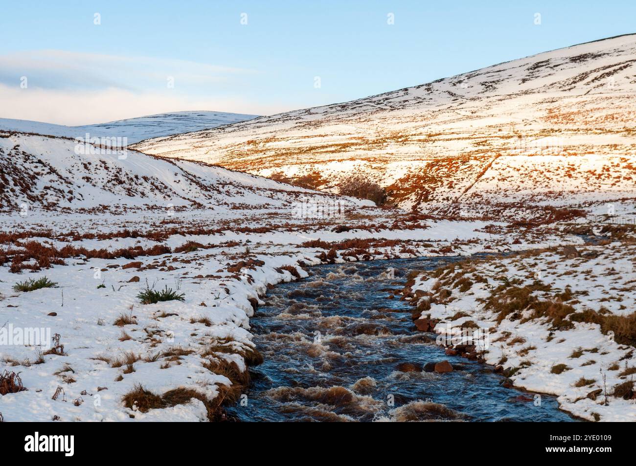 La neige se trouve sur les champs et les montagnes le long de la rivière Helmsdale dans la vallée de Kildonan Strath à Sutherland dans l'extrême nord des Highlands d'Écosse. Banque D'Images