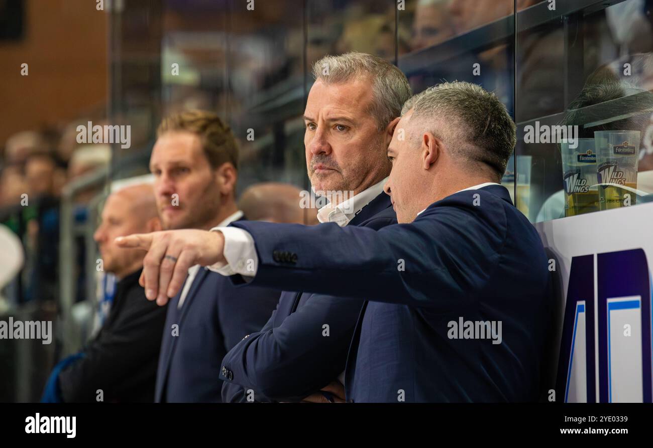 Villingen-Schwenningen, Allemagne, 29 septembre 2024 : Rob Collins, entraîneur adjoint du Berliner Eisbären, montre à l'entraîneur Serge Aubin quelque chose sur le terrain. (PH Banque D'Images