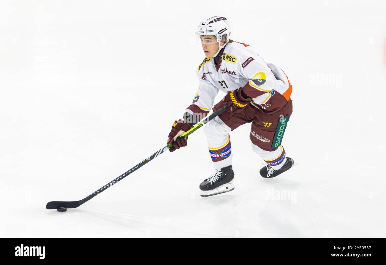 Kloten, Suisse, 5 octobre 2024 : #27 Eric Schneller, défenseur HC Geneve-Servette avec le palet. (Photo Andreas Haas/dieBildmanufaktur) Banque D'Images