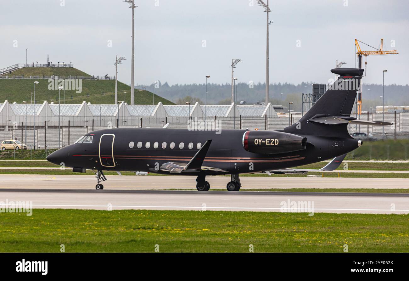 Munich, Allemagne, 9 avril 2024 : un taxi Air Alsie Falcon 2000XLS jusqu'à la piste de l'aéroport de Munich. Enregistrement OY-EZD. (Photo de Andreas Haas/dieBildm Banque D'Images