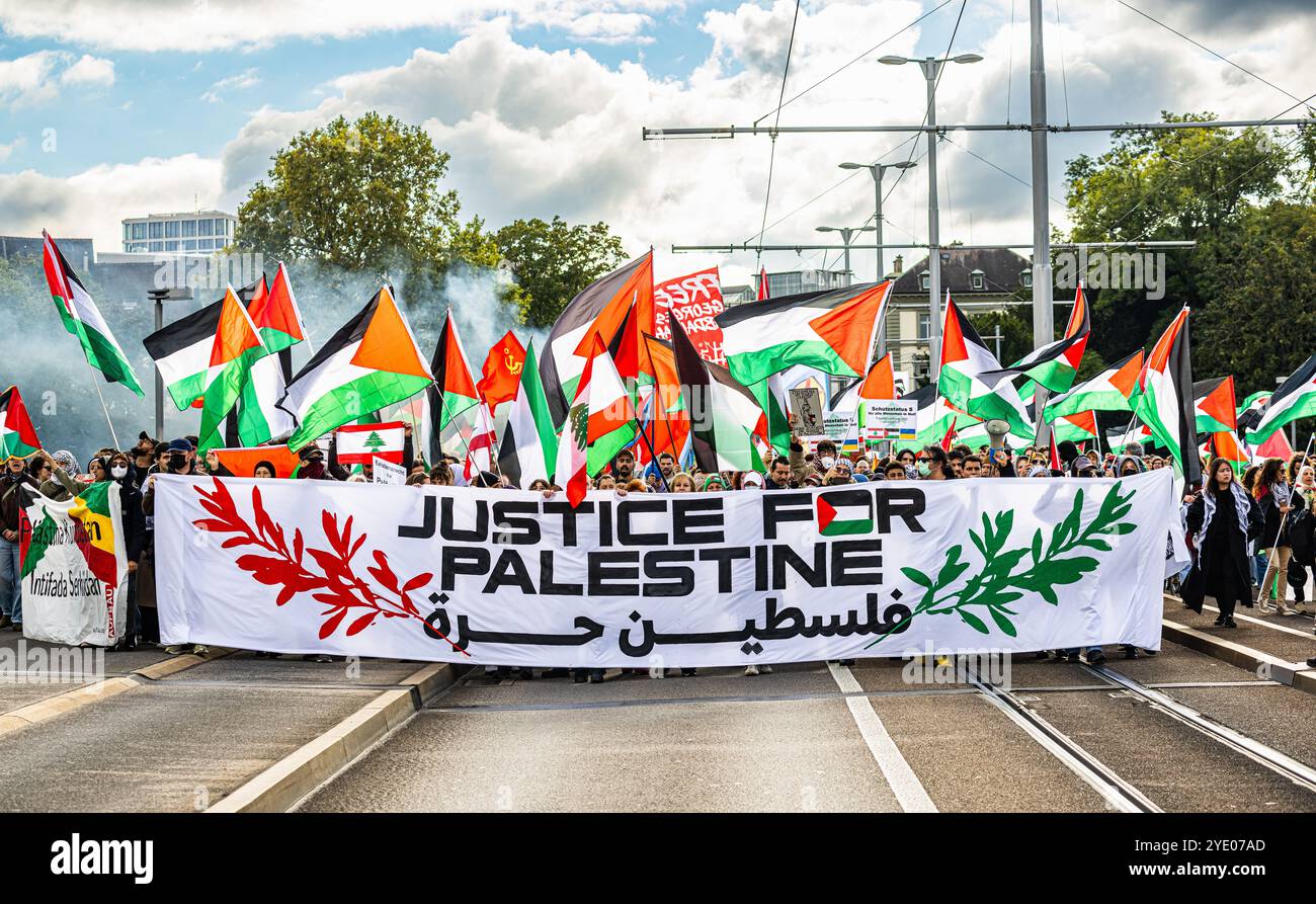 Bâle, Suisse, 5 octobre 2024 : dans le parc de-Wette, 2 000 à 3 000 personnes se sont rassemblées pour un rassemblement pro-palestinien. Ils ont marché à travers le centre-ville de Bâle avec fl Banque D'Images