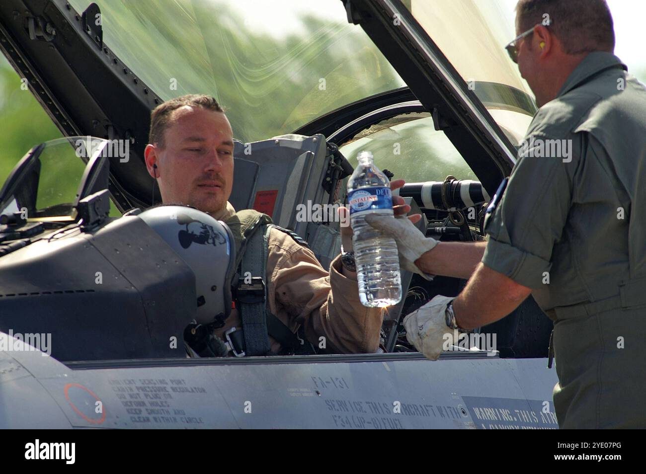 CDT. Michael Mickey Artiges War von 2006 bis 2008 Display-Pilot des F-16 Solo Display Teams der belgischen Luftwaffe Belgian Air Force BAF. IM Bild im Cockpit der F-16 der belgischen Luftwaffe auf der base AÃ rienne 132 in Colmar-Meyenheim, Frankreich, AM 18. Juni 2006. CDT. Michael Mickey Artiges War von 2006 bis 2008 Display-Pilot des F-16 Solo Display Teams der belgischen Luftwaffe Belgian Air Force BAF. IM Bild im Cockpit der F-16 der belgischen Luftwaffe auf der base AÃ rienne 132 in Colmar-Meyenheim, Frankreich, AM 18. Juni 2006. Colmar Frankreich FRA *** CDT Michael Mickey Artiges était d. Banque D'Images