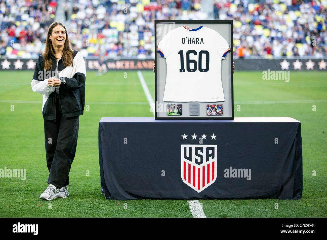 Nashville, Tennessee, États-Unis. 27 octobre 2024. Kelley O’Hara, de l’équipe nationale féminine des États-Unis, est honorée par une cérémonie de retraite lors du match amical international entre l’USWNT et l’Islande au GEODIS Park à Nashville, Tennessee. Crédit : Kindell Buchanan/Alamy Live News Banque D'Images