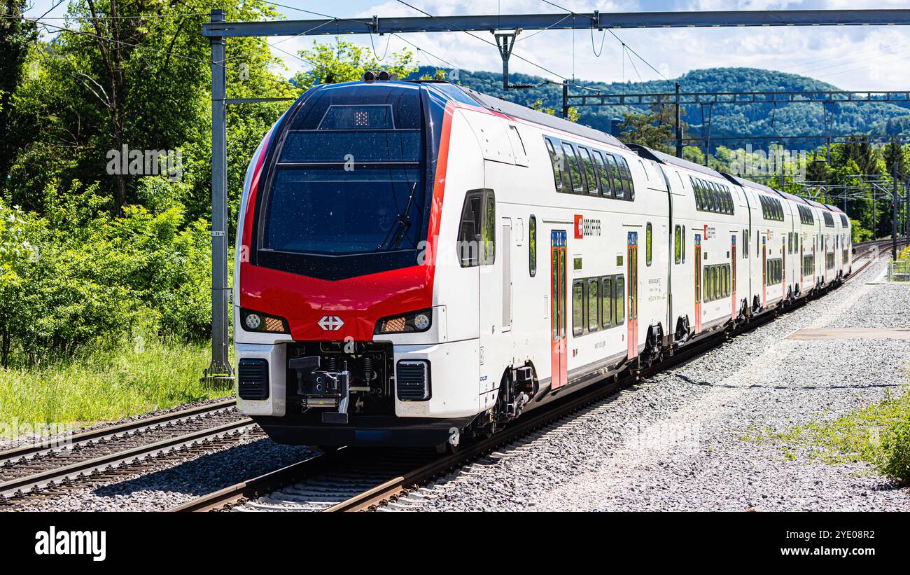 Böztal, Suisse, 19 mai 2024 : un nouvel IR-Dosto (SBB Rabe 512) traverse le haut Fricktal sur la route de Zurich à Bâle. (Photo par Andreas Banque D'Images