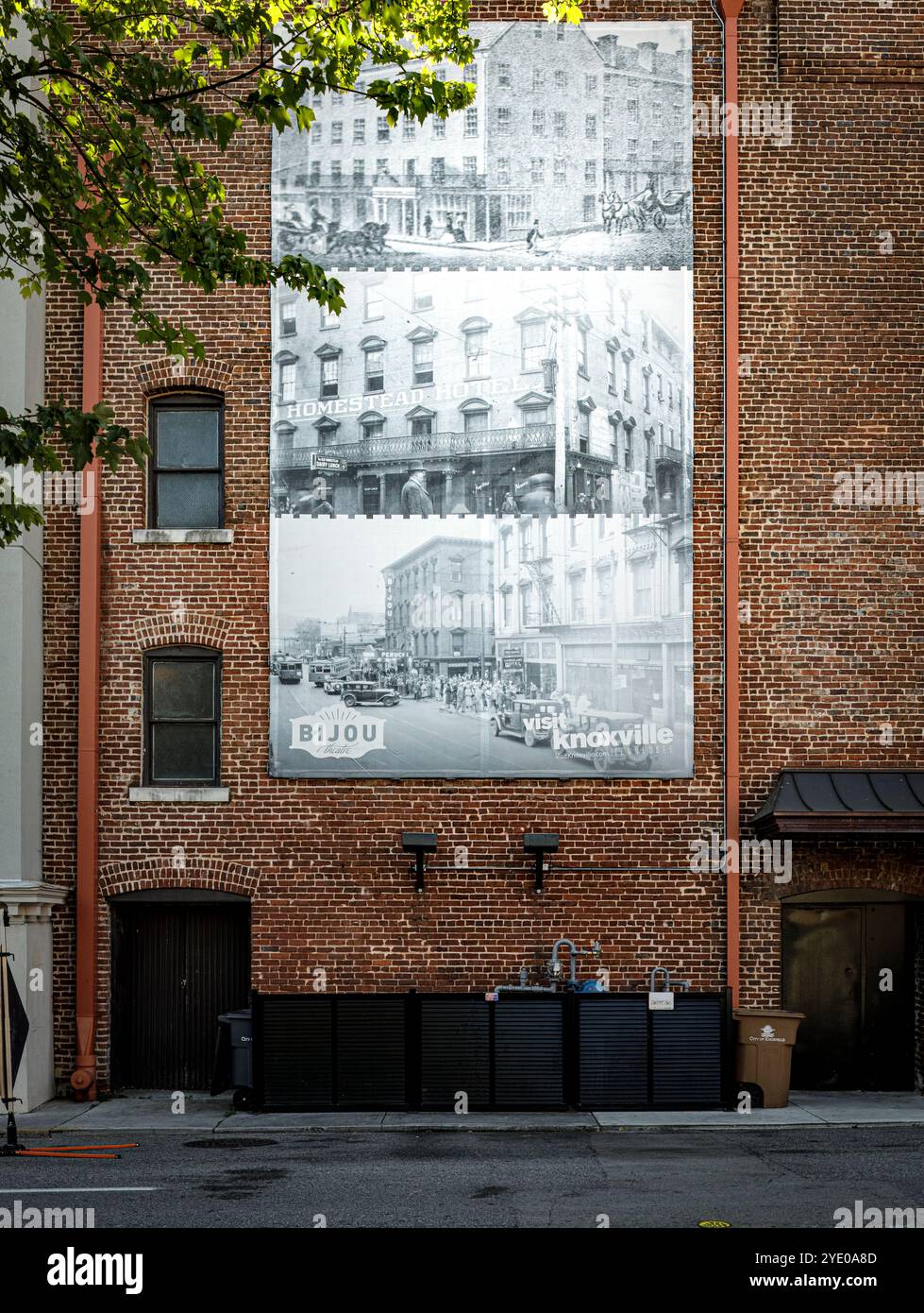 Knoxville, TN, USA-21 septembre 2024:3 grandes estampes historiques du bâtiment du bijou Theatre accrochées sur le mur latéral du bâtiment. Banque D'Images