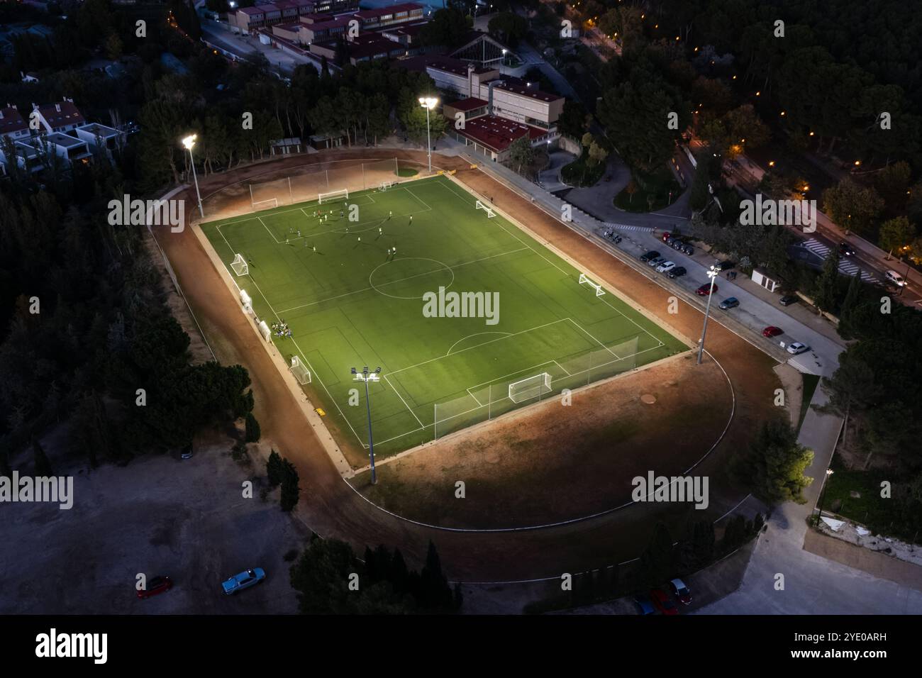 Vue aérienne d'un entraînement dans un terrain de football la nuit Banque D'Images