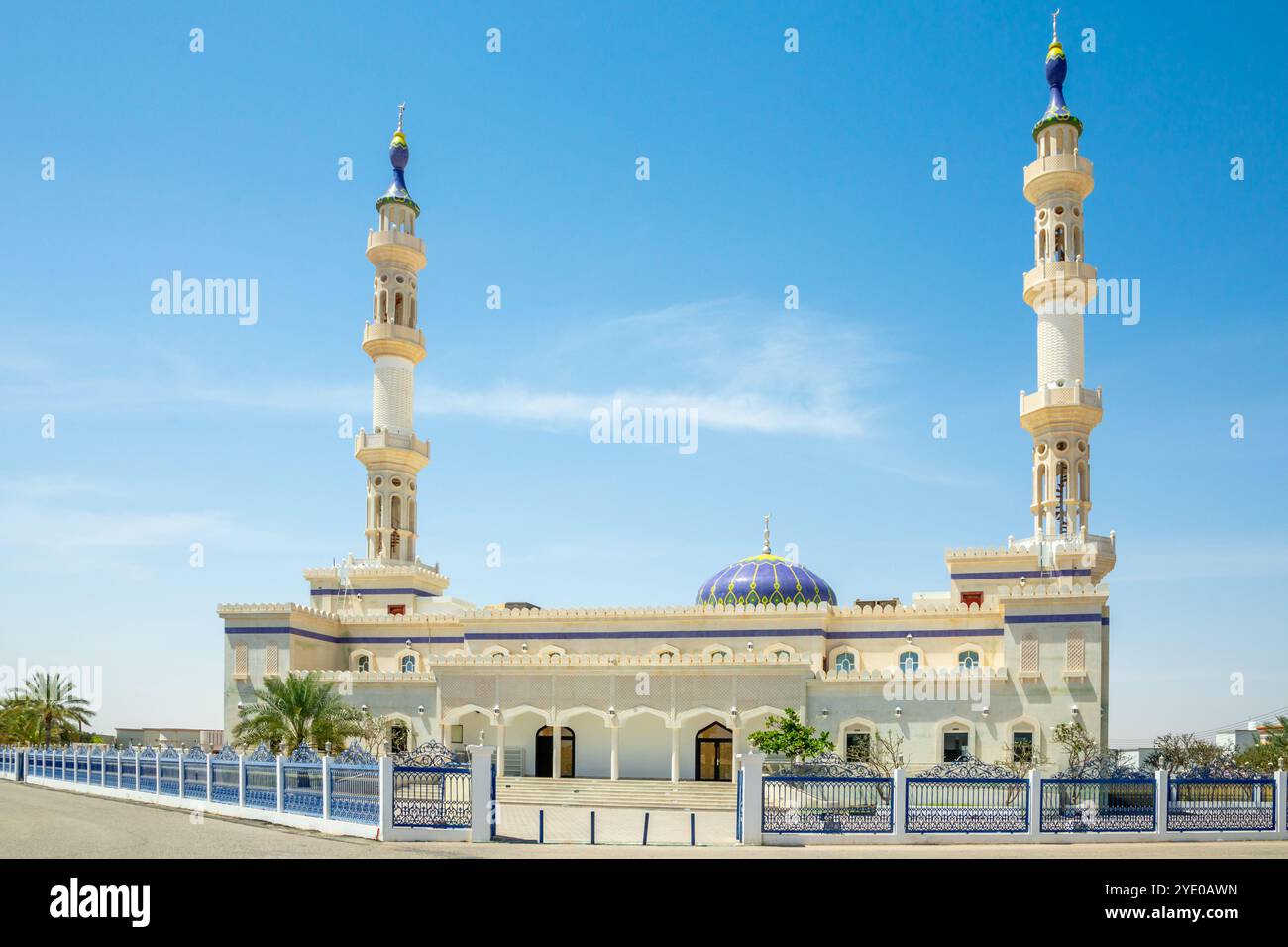 Mosquée omanaise blanche avec deux minarets, Jalan Bani Buhassan, sultanat Oman Banque D'Images