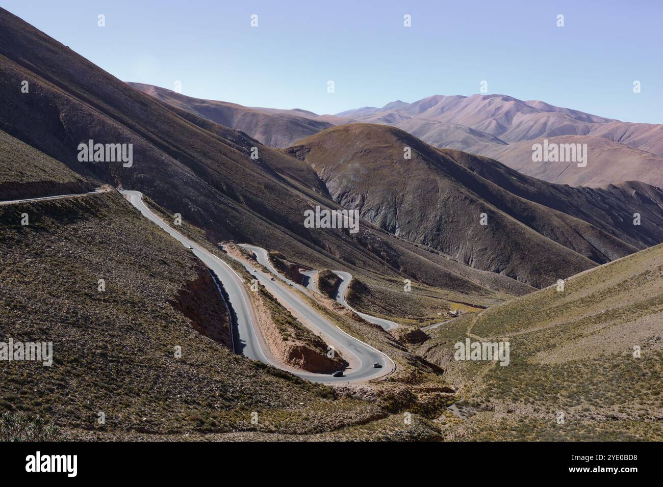 Paysage majestueux d'une route en zigzag sur les montagnes appelée Cuesta de Lipan ou route nationale 52, qui relie le village de Purmamarca à Salina Banque D'Images