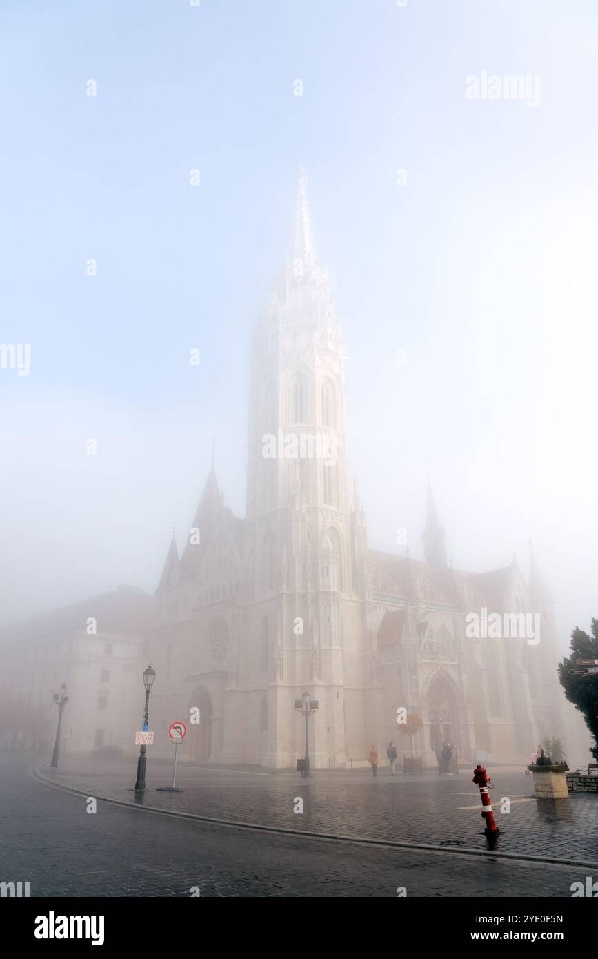 Église Matthias dans le brouillard Banque D'Images