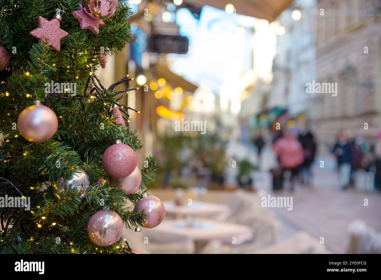 Arbre de Noël décoré sur la rue de la ville Banque D'Images