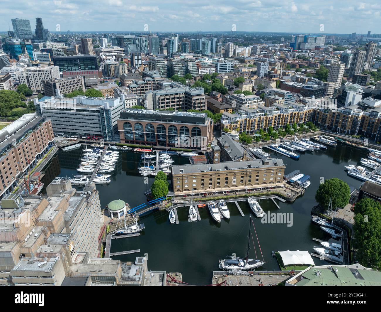 Londres, Royaume-Uni - 24 juin 2024 : vue aérienne de la célèbre marina St Katharine Docks dans la ville de Londres près de l'emblématique Tower Bridge, Londres, Royaume-Uni Banque D'Images