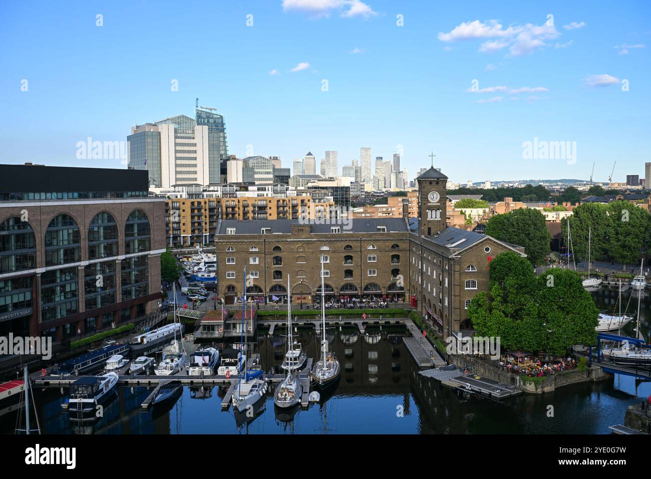 Londres, Royaume-Uni - 24 juin 2024 : St Katharine Docks Marina dans la ville de Londres près de l'emblématique Tower Bridge, Londres, Royaume-Uni Banque D'Images