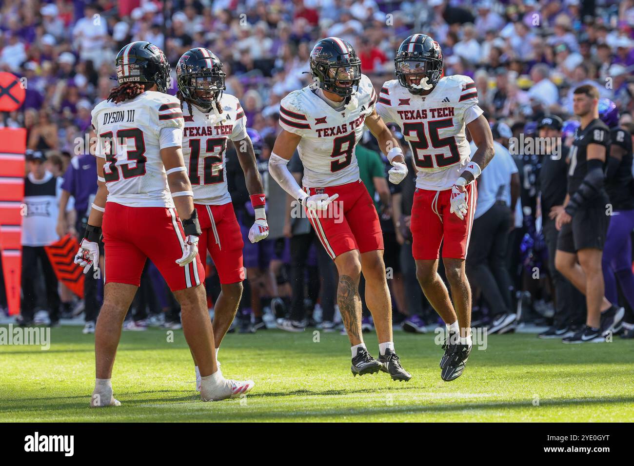 26 octobre 2024 : Marcel Brooks (9 ans), le défenseur des Texas Tech Red Raiders Chapman Lewis (25 ans), Macho Stevenson (12 ans), et Harvey Dyson III (33 ans), le défenseur des Texas Tech Red Raiders ( ans) célèbrent un match entre les Texas Tech Red Raiders et les Texas Christian University Horned Frogs au stade Amon G. carter de Fort Worth, Texas. Freddie Beckwith/CSM (crédit image : © Freddie Beckwith/Cal Sport Media) Banque D'Images