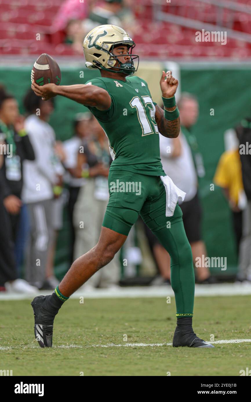 Tampa, FL États-Unis : le quarterback des Bulls du sud de la Floride Israël carter (13 ans) passe le ballon pendant les échauffements avant un match de football de la NCAA contre l'UA Banque D'Images Tampa, FL États-Unis : le quarterback des Bulls du sud de la Floride Israël carter (13 ans) passe le ballon pendant les échauffements avant un match de football de la NCAA contre l'UA Banque D'Images