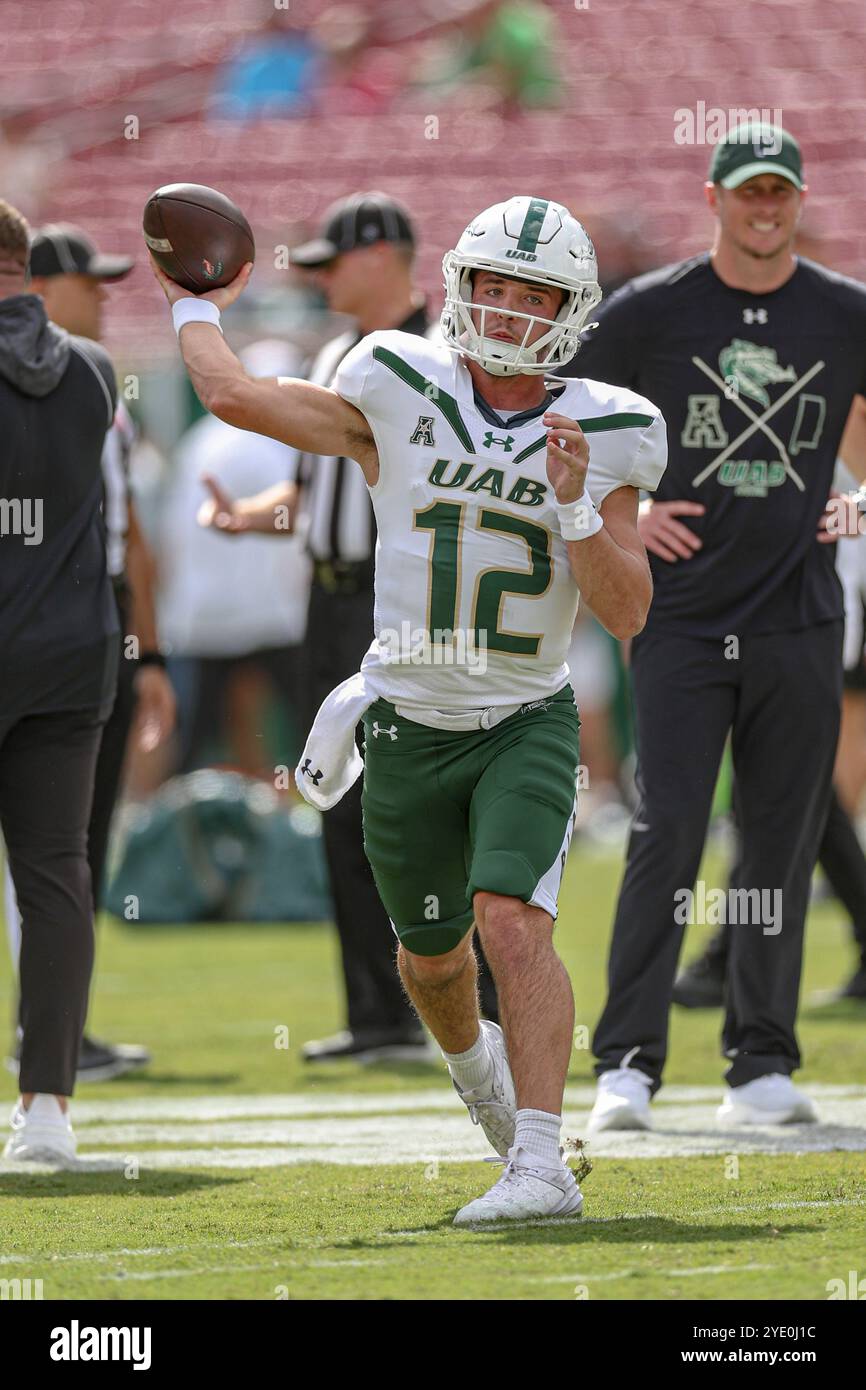 Tampa, FL États-Unis : le quarterback des Blazers des UAB Harrison Barker (12 ans) passe le ballon pendant les échauffements avant un match de football de la NCAA contre la Floride du Sud Banque D'Images