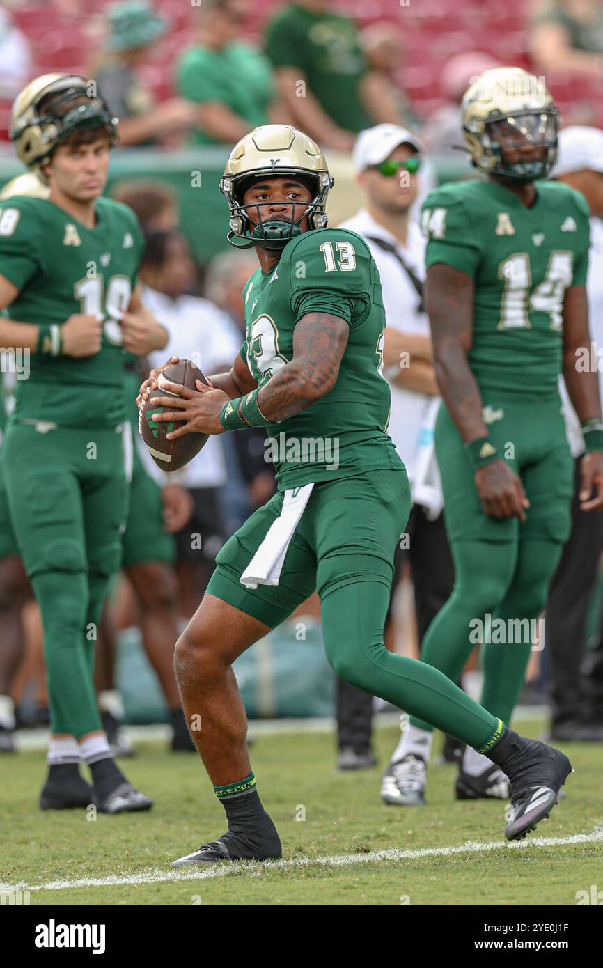 Tampa, FL États-Unis : le quarterback des Bulls du sud de la Floride Israël carter (13 ans) passe le ballon pendant les échauffements avant un match de football de la NCAA contre l'UA Banque D'Images Tampa, FL États-Unis : le quarterback des Bulls du sud de la Floride Israël carter (13 ans) passe le ballon pendant les échauffements avant un match de football de la NCAA contre l'UA Banque D'Images