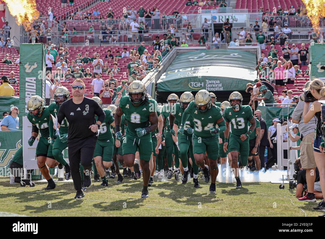Tampa, FL États-Unis : les South Florida Bulls menés par l'entraîneur-chef Alex Golesh courent sur le terrain de jeu avant un match de football NCAA contre les Blazer de l'UAB Banque D'Images Tampa, FL États-Unis : les South Florida Bulls menés par l'entraîneur-chef Alex Golesh courent sur le terrain de jeu avant un match de football NCAA contre les Blazer de l'UAB Banque D'Images