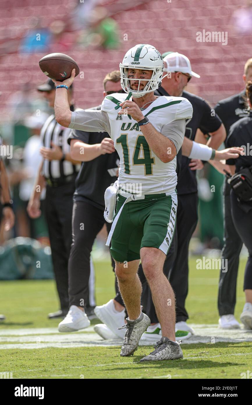 Tampa, FL États-Unis : le quarterback des Bulls du sud de la Floride Marcelis Tate (14 ans) passe le ballon pendant les échauffements avant un match de football de la NCAA contre les SO Banque D'Images Tampa, FL États-Unis : le quarterback des Bulls du sud de la Floride Marcelis Tate (14 ans) passe le ballon pendant les échauffements avant un match de football de la NCAA contre les SO Banque D'Images