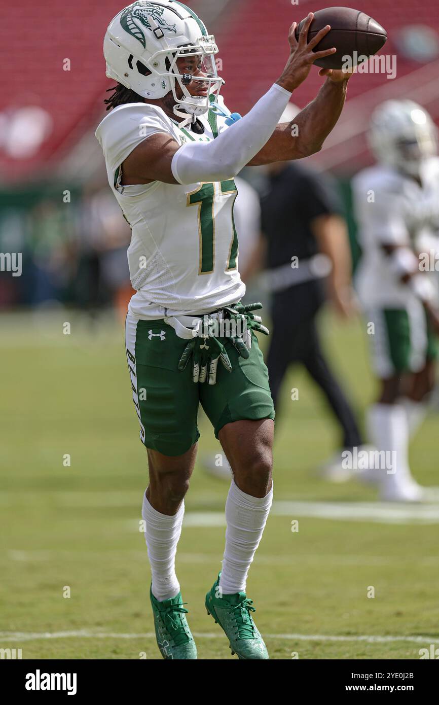 Tampa, FL États-Unis : Tariq Watson, cornerback des Blazers des UAB, 17 ans, attrape une passe pendant les échauffements avant un match de football de la NCAA contre le sud de la Floride Banque D'Images Tampa, FL États-Unis : Tariq Watson, cornerback des Blazers des UAB, 17 ans, attrape une passe pendant les échauffements avant un match de football de la NCAA contre le sud de la Floride Banque D'Images