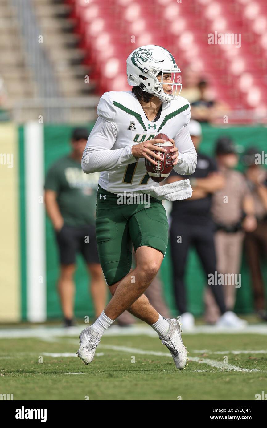 Tampa, FL États-Unis : le quarterback des Blazers des UAB Jalen Kitna (17 ans) tombe pour passer le ballon lors d'un match de football de la NCAA contre les Bulls du sud de la Floride sur sa Banque D'Images Tampa, FL États-Unis : le quarterback des Blazers des UAB Jalen Kitna (17 ans) tombe pour passer le ballon lors d'un match de football de la NCAA contre les Bulls du sud de la Floride sur sa Banque D'Images