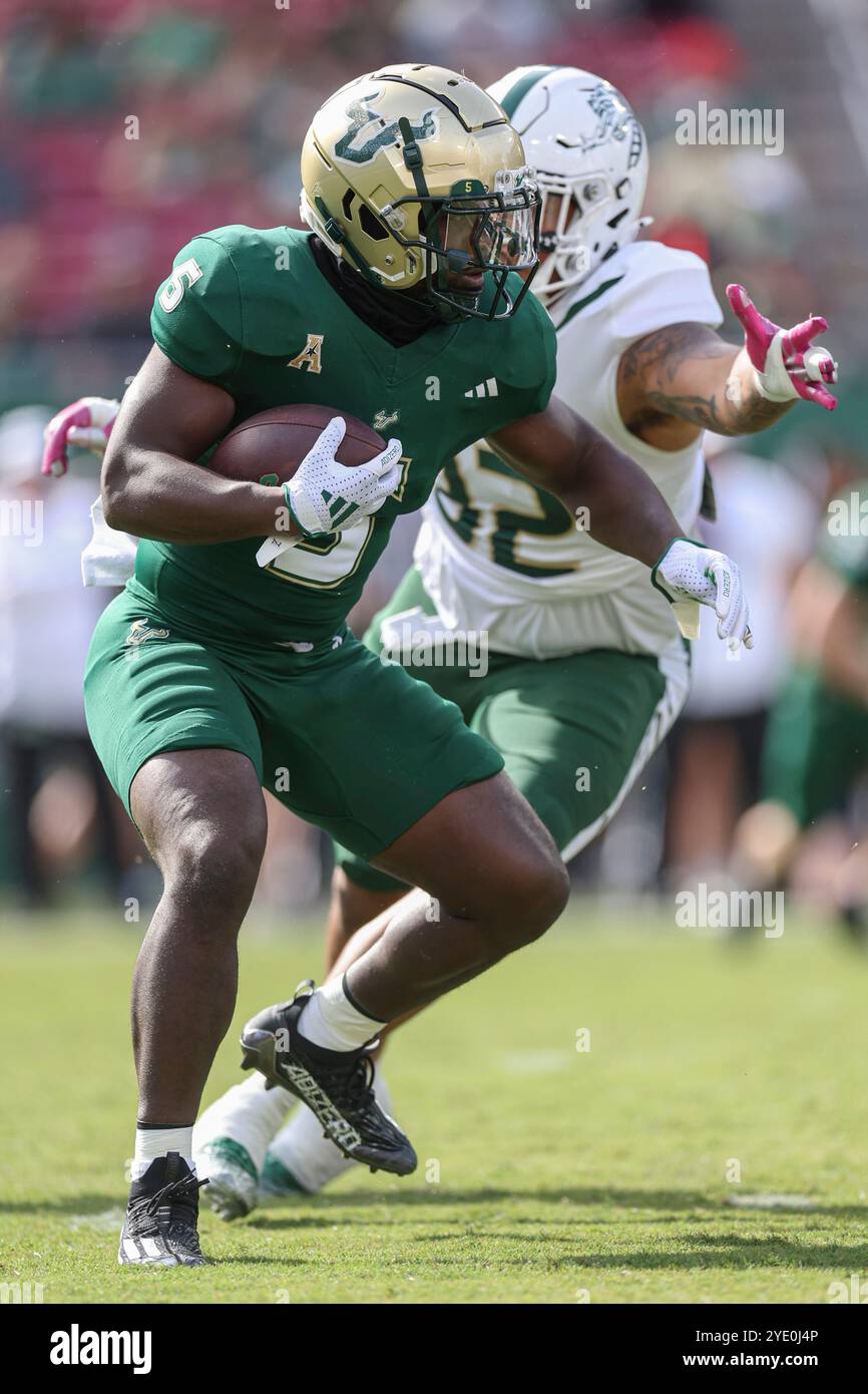 Tampa, FL États-Unis : South Florida Bulls Running Back Nay'Quan Wright (5) court avec le ballon dans le premier quart-temps lors d'un match de football NCAA contre le U. Banque D'Images Tampa, FL États-Unis : South Florida Bulls Running Back Nay'Quan Wright (5) court avec le ballon dans le premier quart-temps lors d'un match de football NCAA contre le U. Banque D'Images