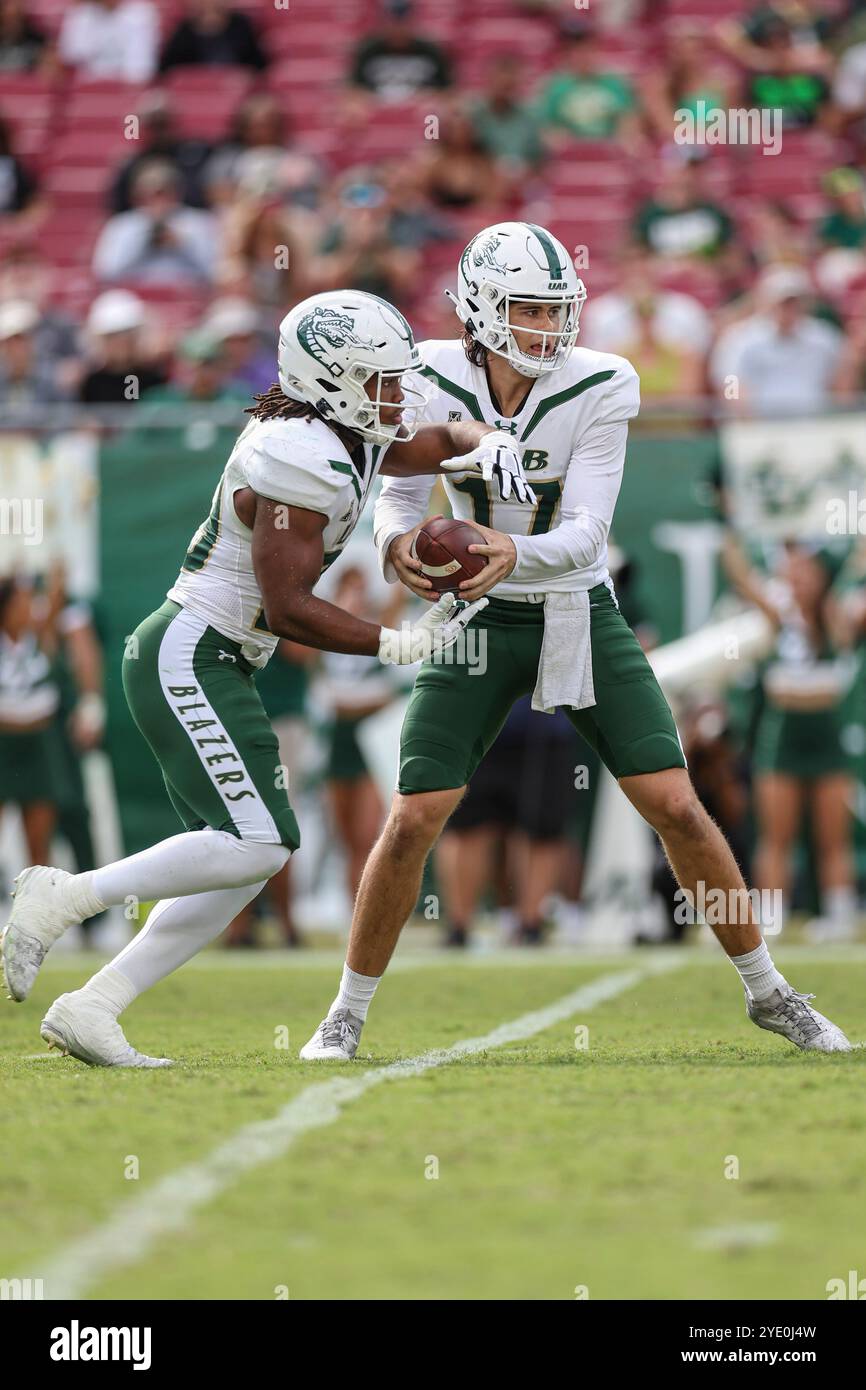 Tampa, FL États-Unis : le quarterback des UAB Blazers Jalen Kitna (17 ans) remet le ballon au Running back Solomon Beebe (20 ans) lors d'un match de football de la NCAA contre le Banque D'Images Tampa, FL États-Unis : le quarterback des UAB Blazers Jalen Kitna (17 ans) remet le ballon au Running back Solomon Beebe (20 ans) lors d'un match de football de la NCAA contre le Banque D'Images